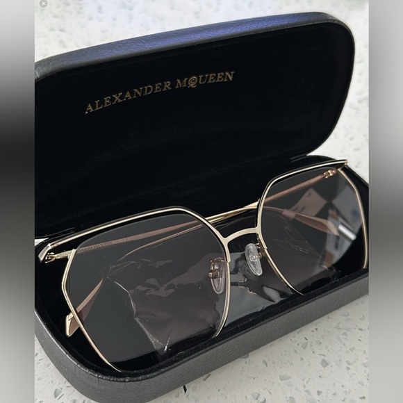 NWT Alexander McQueen Sunglasses All inclusive Beautiful SHADES - Picture 2 of 9